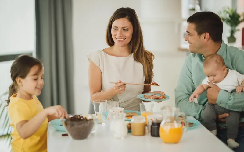 Família sorrindo na cozinha